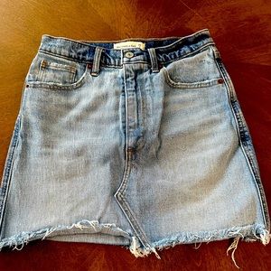 Abercrombie A&F Vintage Denim Mini Skirt High Rise Size 26 / 2 Light-Medium Wash